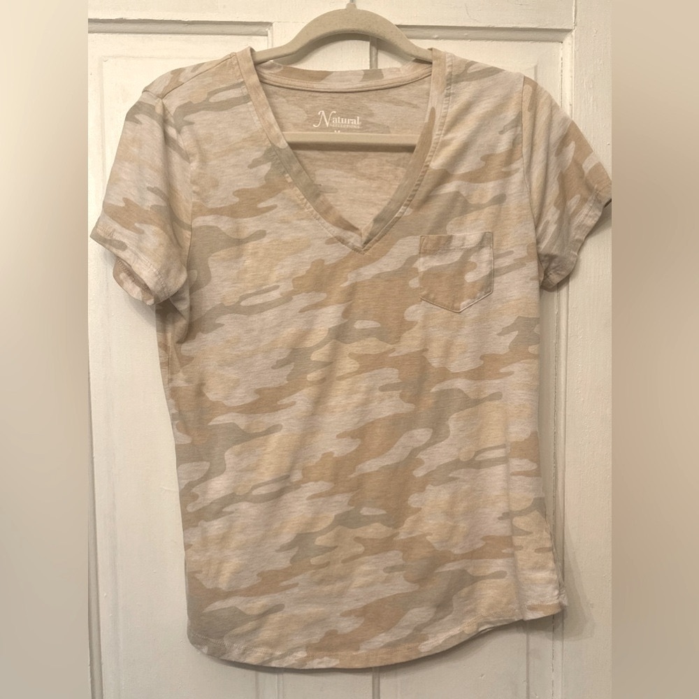 Cabela’s Natural Reflections Camo V-Neck Tee. Size M.